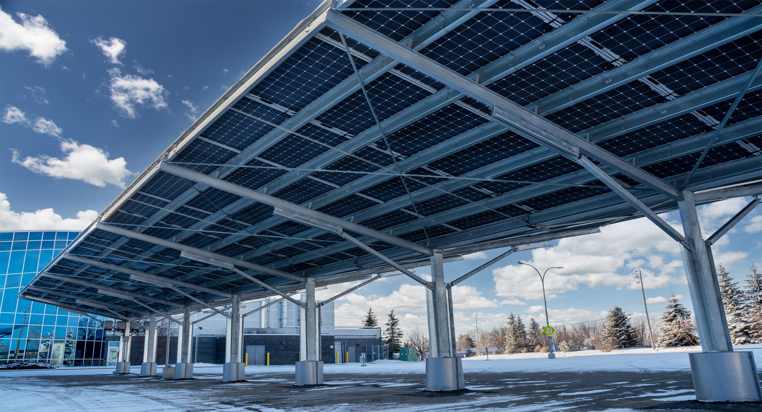 Solarcarports mit Ladestationen