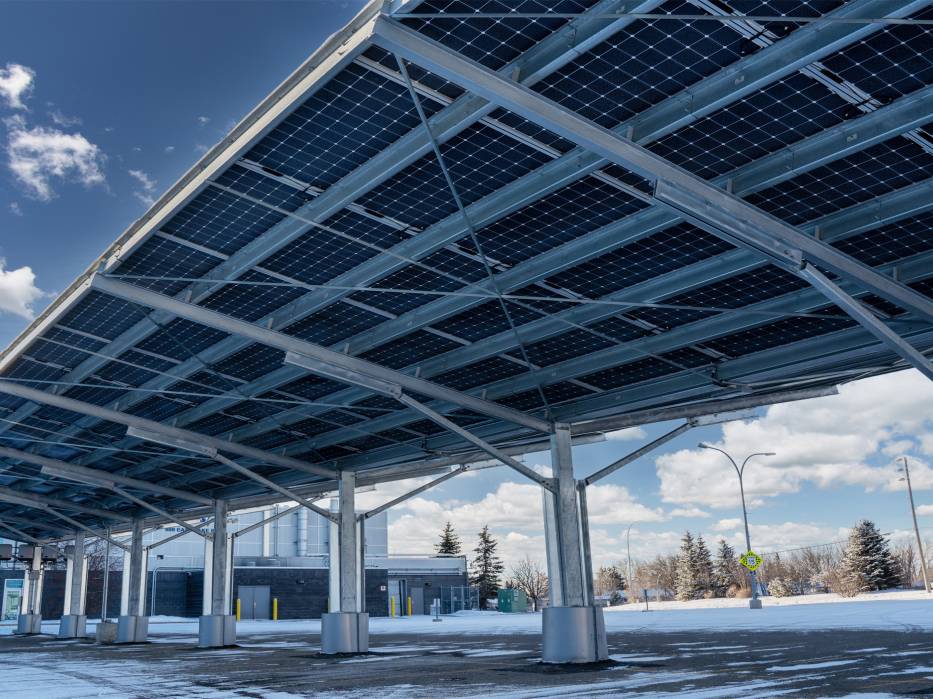 Solarcarports mit Ladestationen
